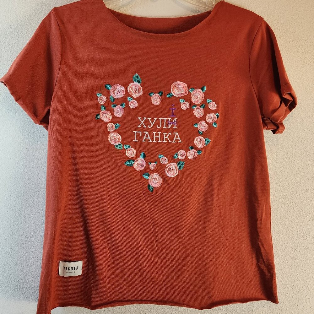 Tikota Unique Belarus T Shirt Top | Red Roses | Juniors XL or Adult Women Medium